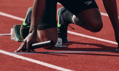 抽象的运动背景图案，包含各种运动器材的剪影