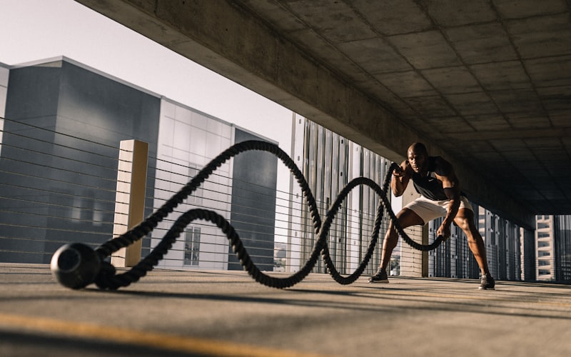 足球运动员在训练场上进行射门练习，阳光照射在绿茵场上